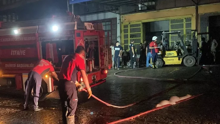 Mersin’de iş yerinde çıkan yangın söndürüldü